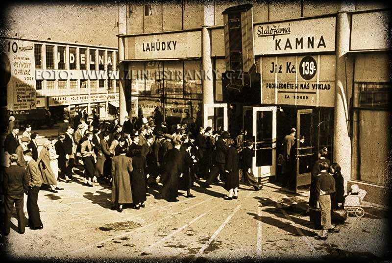 Zlín - západní vchod do obchodního domu v roce 1938.